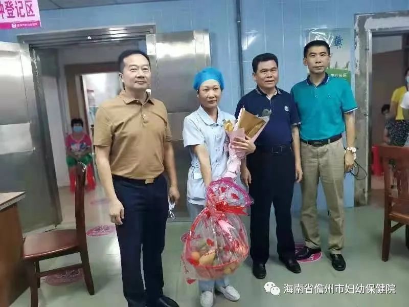 鮮花贈天使 真情暖人心 --5.12護士節(jié)儋州市衛(wèi)健委領導到市婦幼保健院慰問護理人員(圖3)